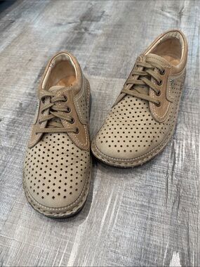 Finn comfort  Perforated Lace-Up Shoes in Tan.